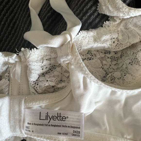 Lilyette - Vintage Lace Bra - Picture 2 of 3